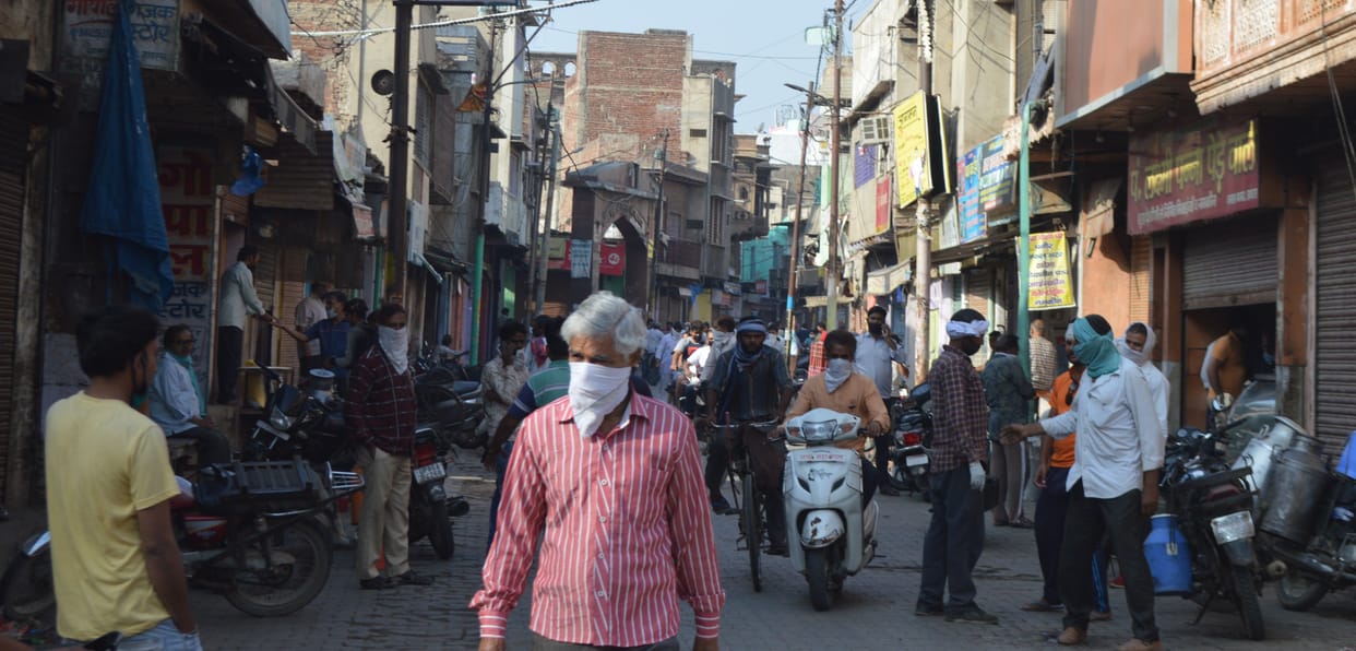 shopkeeper confuse, people come on road
