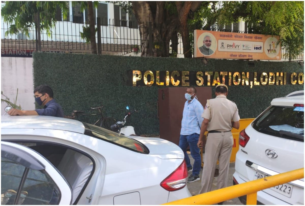 delhi police female constable dead body found in car lodhi garden station 