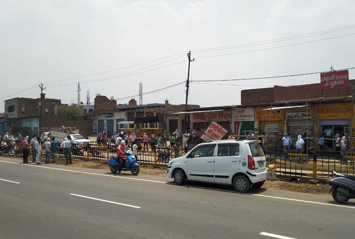 Police closed liquor shops in Agra due to violation of social distancing