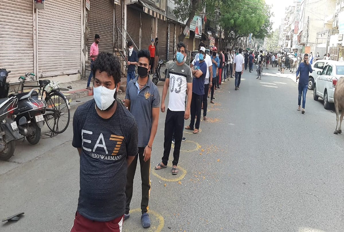 delhi man showers flowers on queue standing outside liquor shop