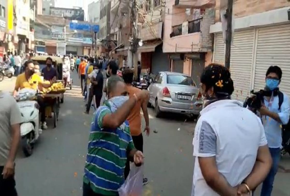 delhi man showers flowers on queue standing outside liquor shop