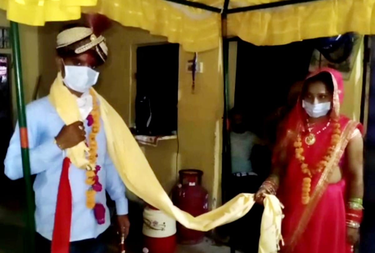 couple got marriage during lockdown with social distancing rules in agra