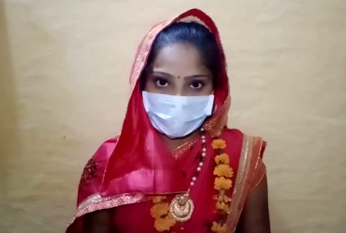 couple got marriage during lockdown with social distancing rules in agra