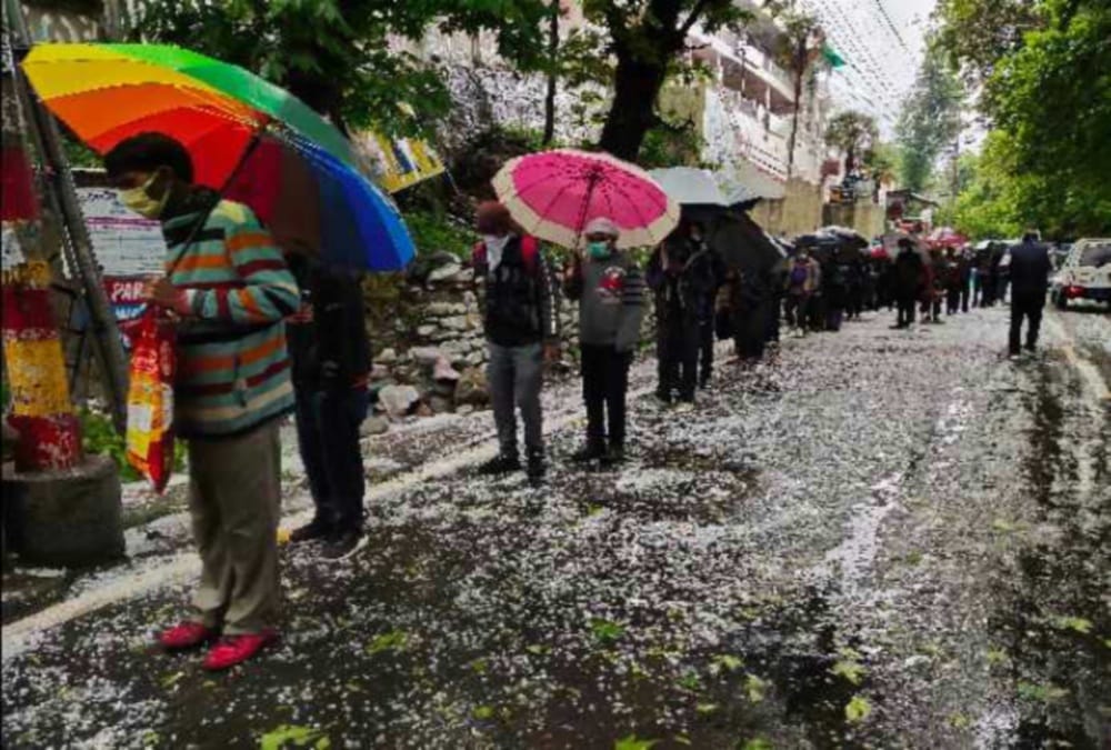 Lockdown 3.0 Wine Shop Open in Uttarakhand: people stand during hailstorm to buy liquor on Mall Road in Nainital