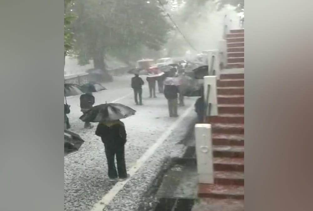 Lockdown 3.0 Wine Shop Open in Uttarakhand: people stand during hailstorm to buy liquor on Mall Road in Nainital