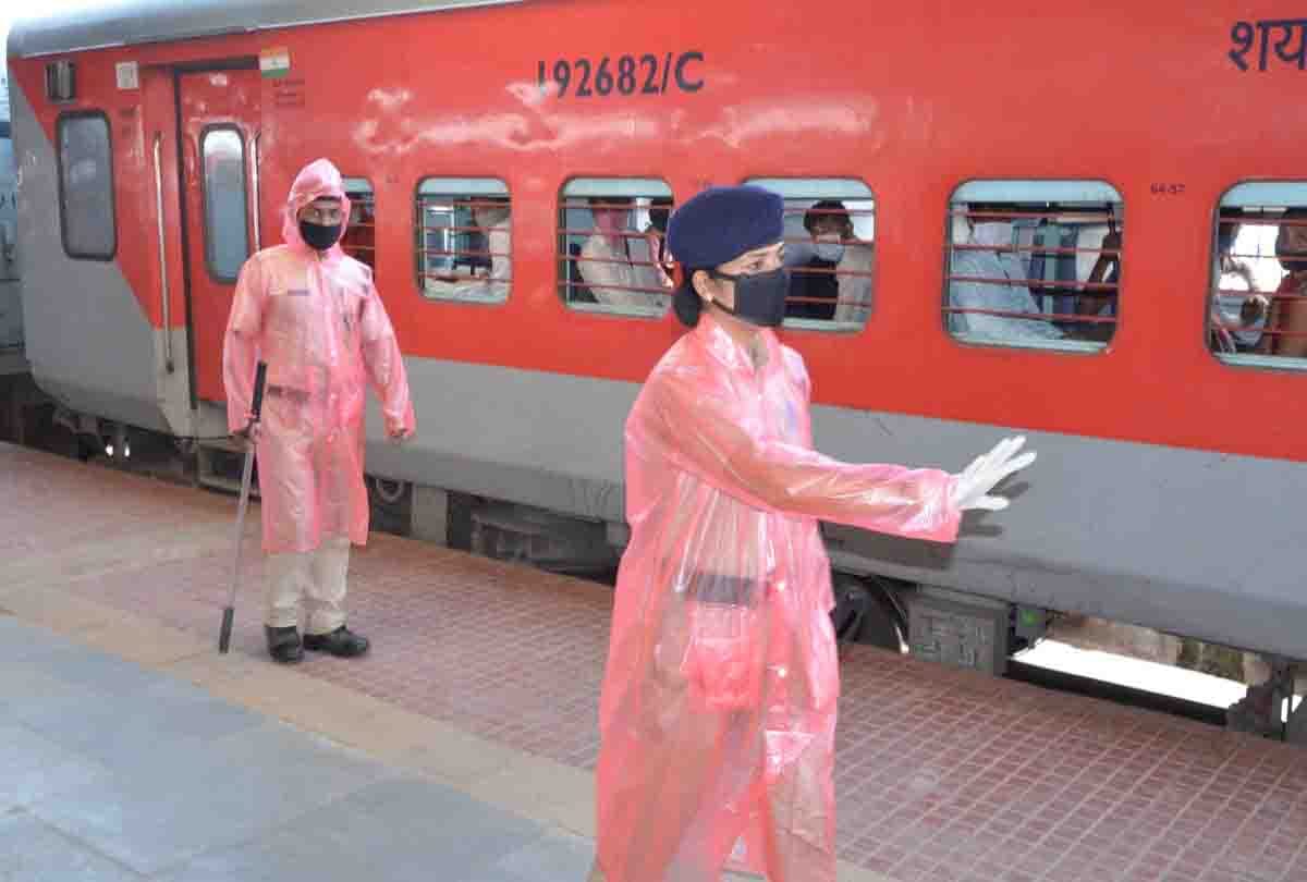Today, special train will bring one and a half thousand workers in kanpur