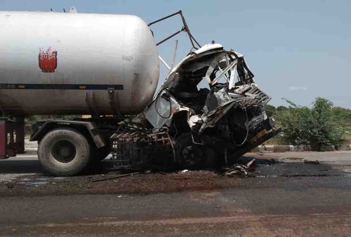 fatehpur : Bus returning from laborers leaving, collides with gas tanker, one killed