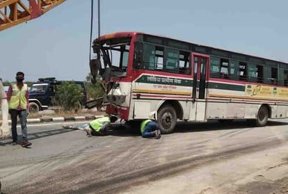 fatehpur : Bus returning from laborers leaving, collides with gas tanker, one killed