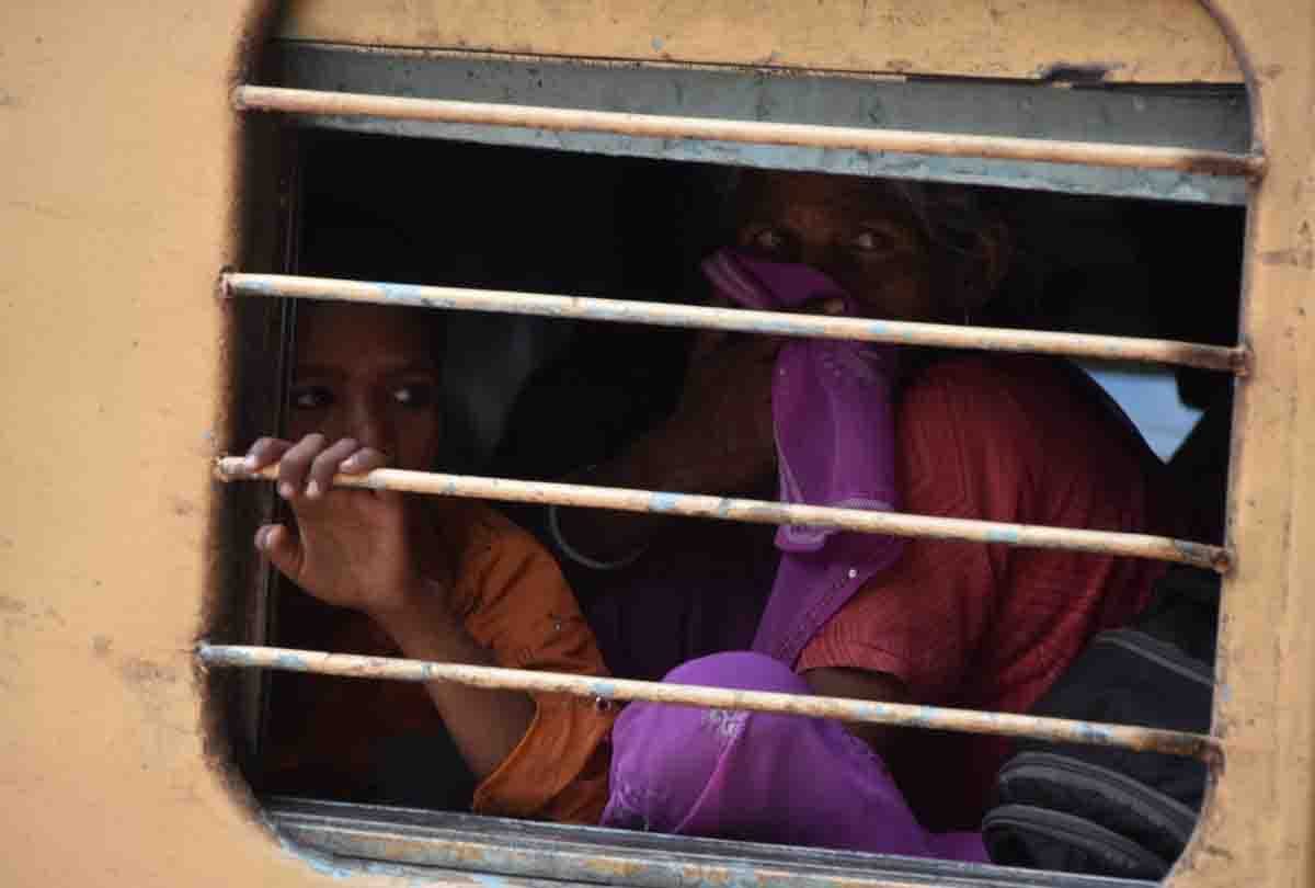 Lockdown: special Train brought to 1220 workers from gujarat to kanpur