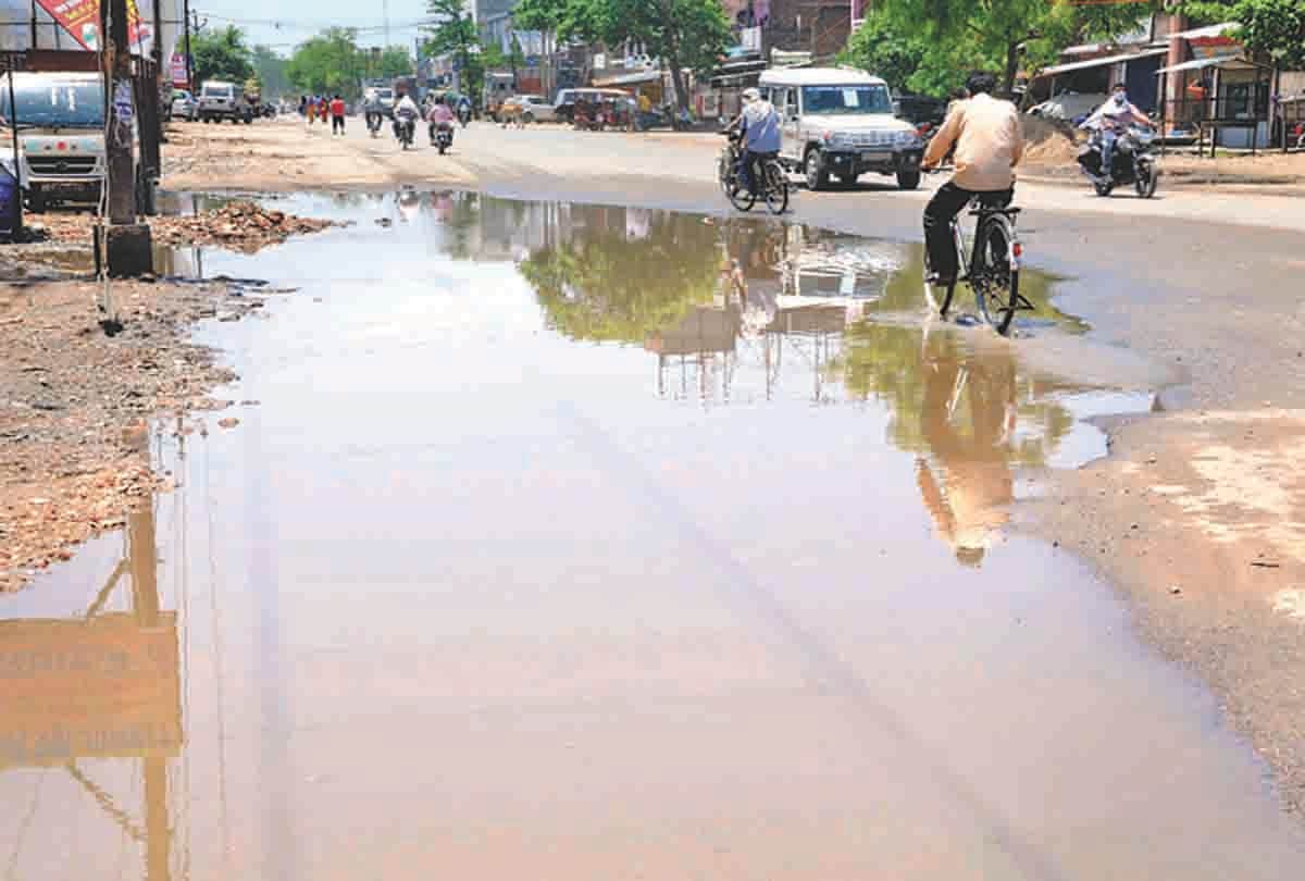 Pratapgarh: Lightning strikes in a storm, traffic falls due to falling trees