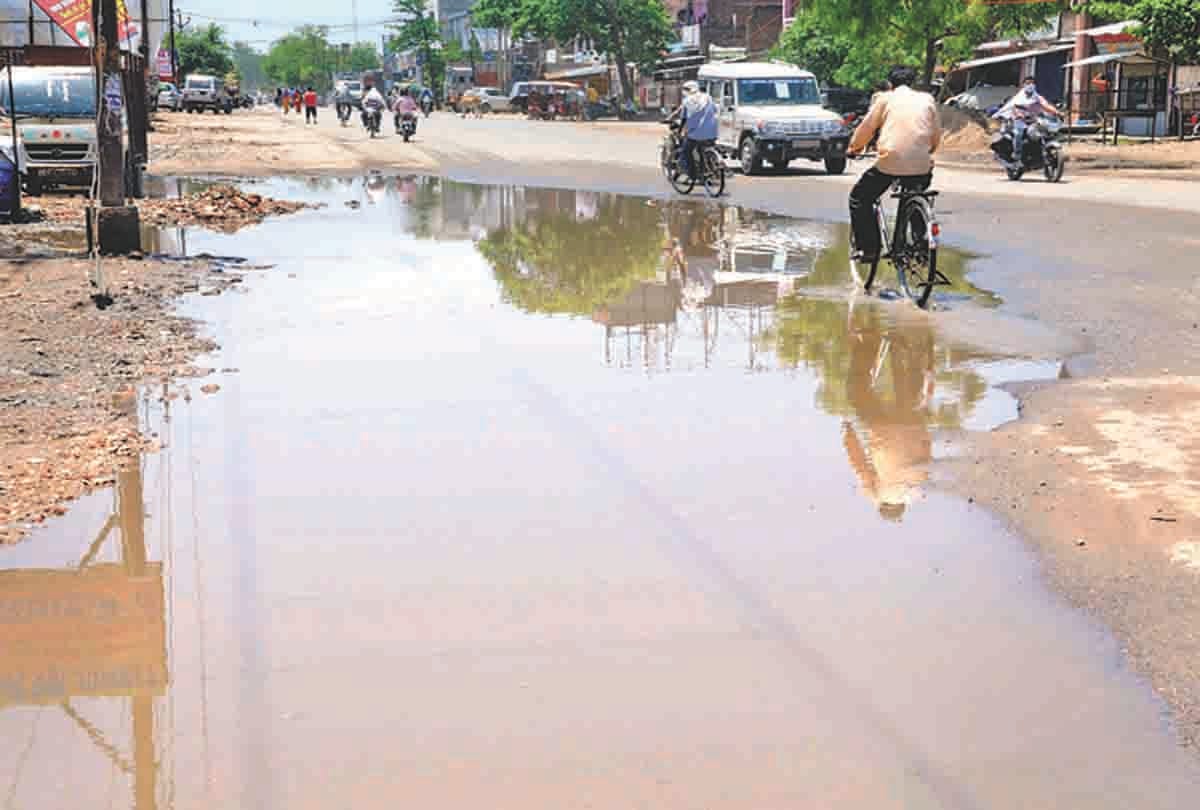 Pratapgarh: Lightning strikes in a storm, traffic falls due to falling trees
