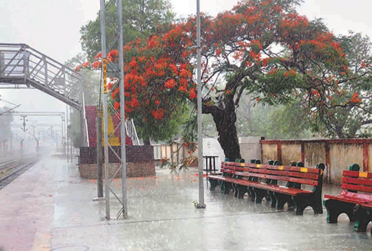Pratapgarh: Lightning strikes in a storm, traffic falls due to falling trees