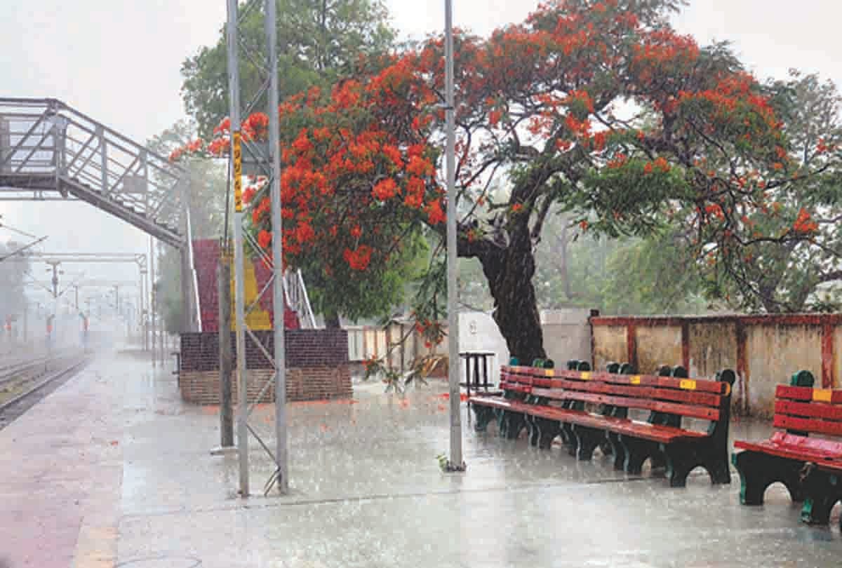 Pratapgarh: Lightning strikes in a storm, traffic falls due to falling trees