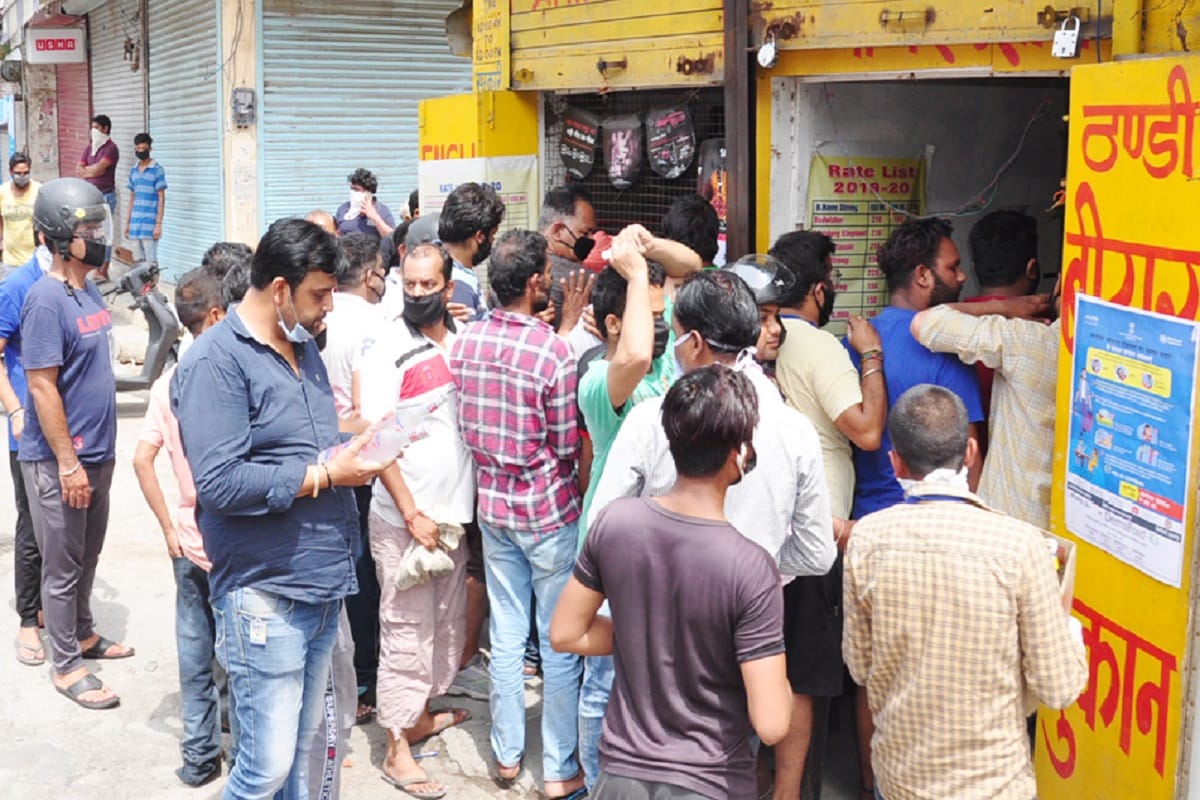 Lockdown 3 in india: People not followed social distancing, when they go for buying liqour in shops