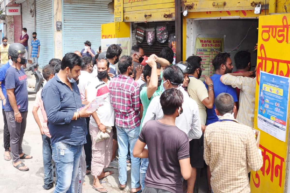 malaika arora Kapil Sharma Karan Wahi condemn people for not following lockdown rules at liquor shops