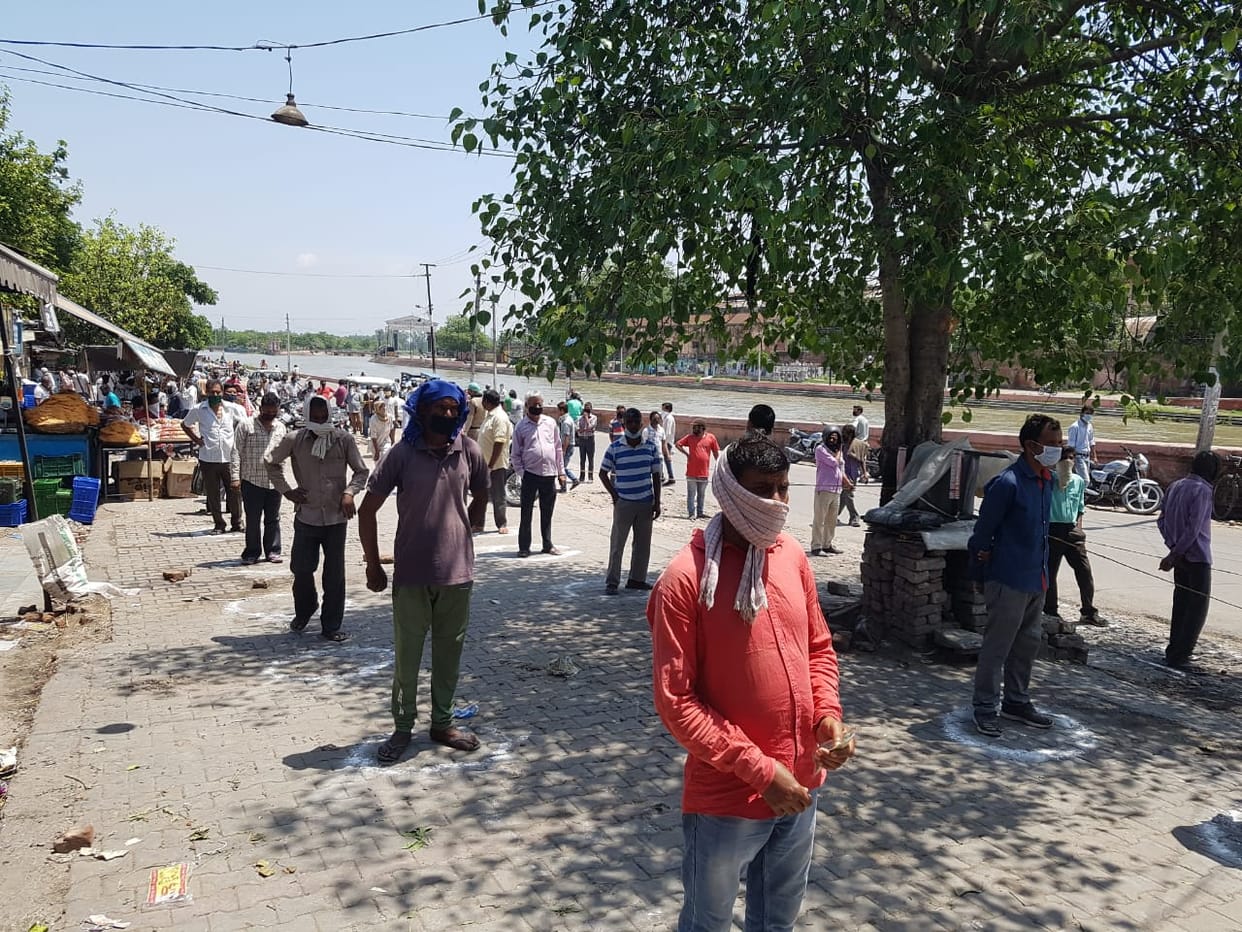 Lockdown 3.0 Wine Shop Open in Uttarakhand Latest News Update Today: long lines in shop