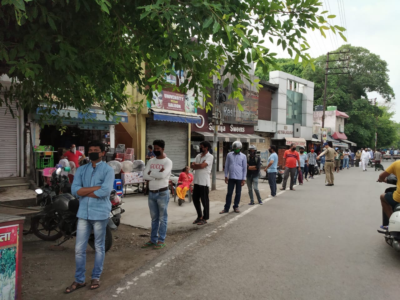Lockdown 3.0 : women does unique protest against liquor sale in uttarakashi