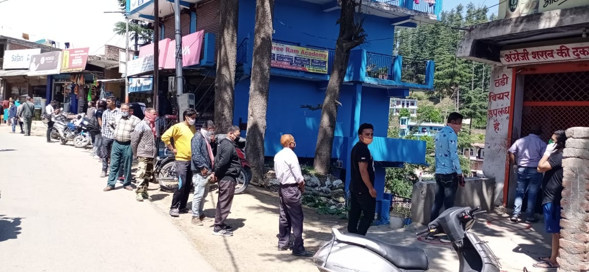 Lockdown 3.0 Wine Shop Open in Uttarakhand Latest News Update Today: long lines in shop