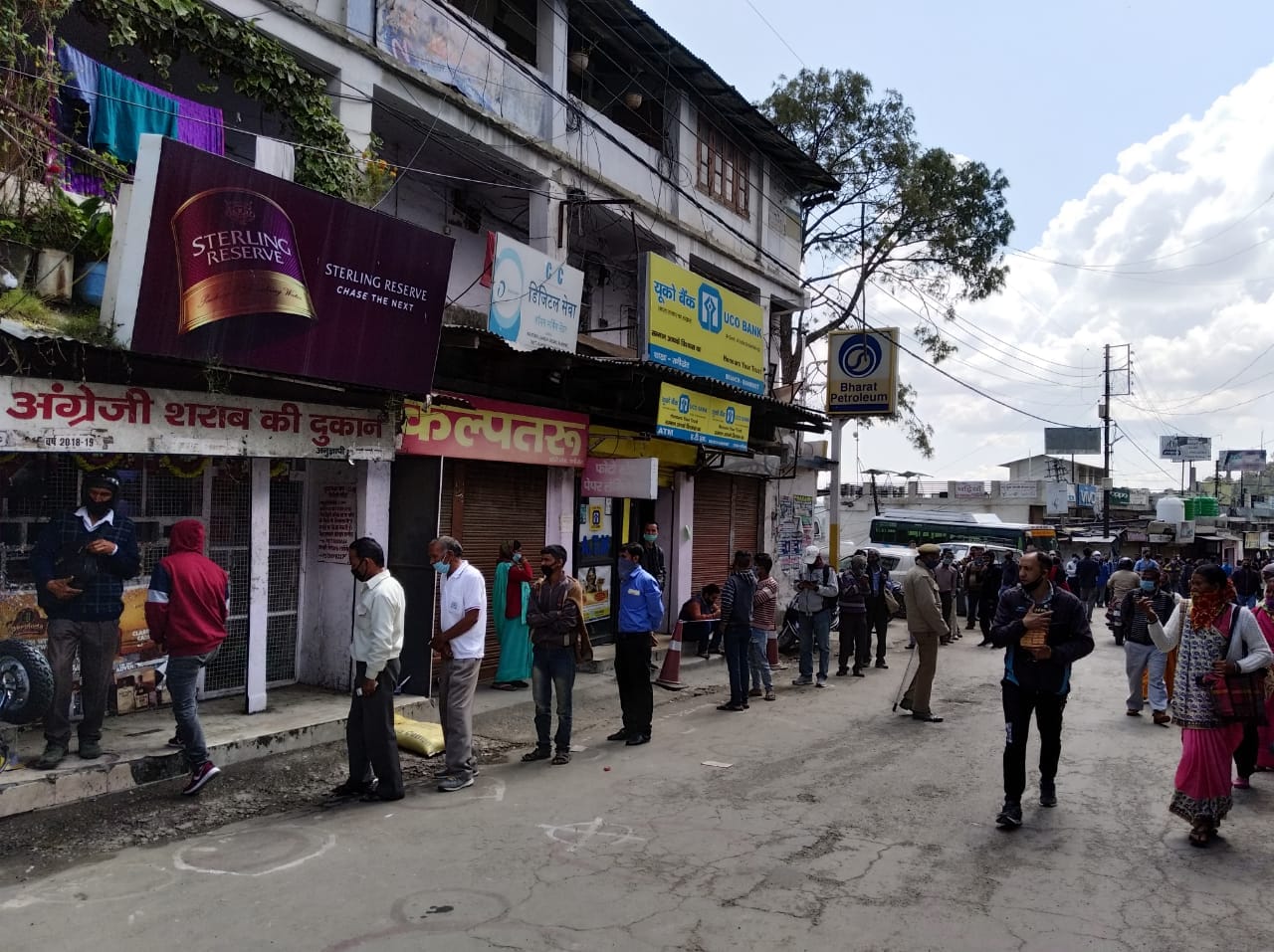 Lockdown 3.0 Wine Shop Open in Uttarakhand Latest News Update Today: long lines in shop