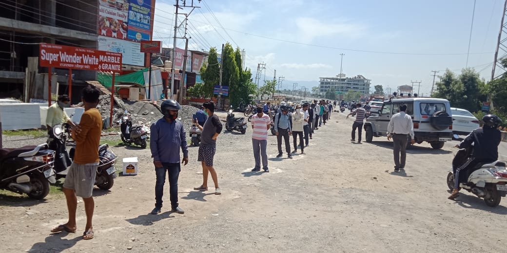 Lockdown 3.0 Wine Shop Open in Uttarakhand Latest News Update Today: long lines in shop