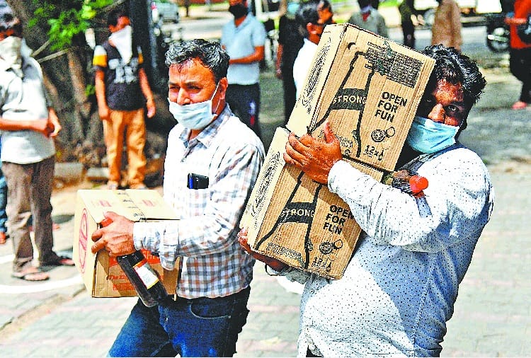 Coronavirus, Lockdown 3.0, Curfew Removed in Chandigarh, Long Line Outside Wine Shop
