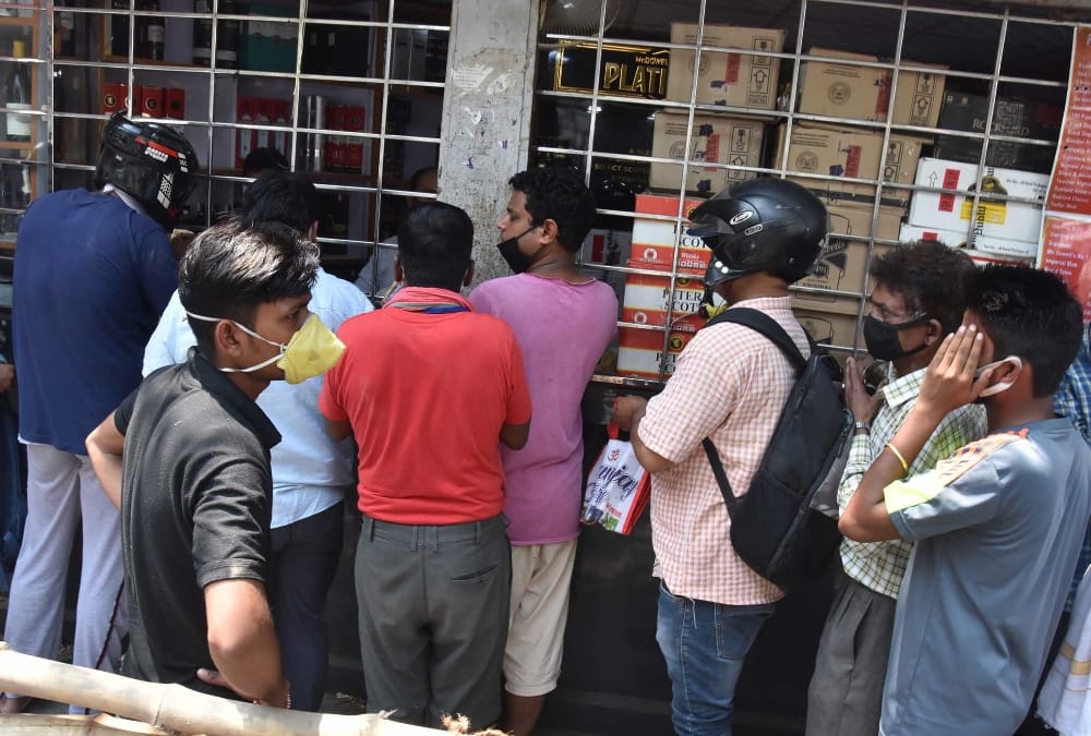 crowd in wine shop like sabji mandi
