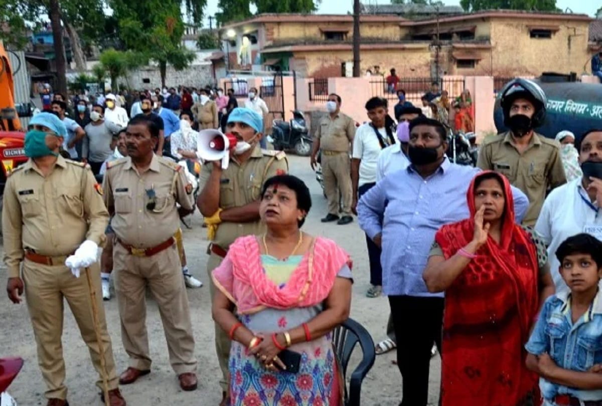 wife did not gave money for liquor a young man in aligarh climbed on the water tank