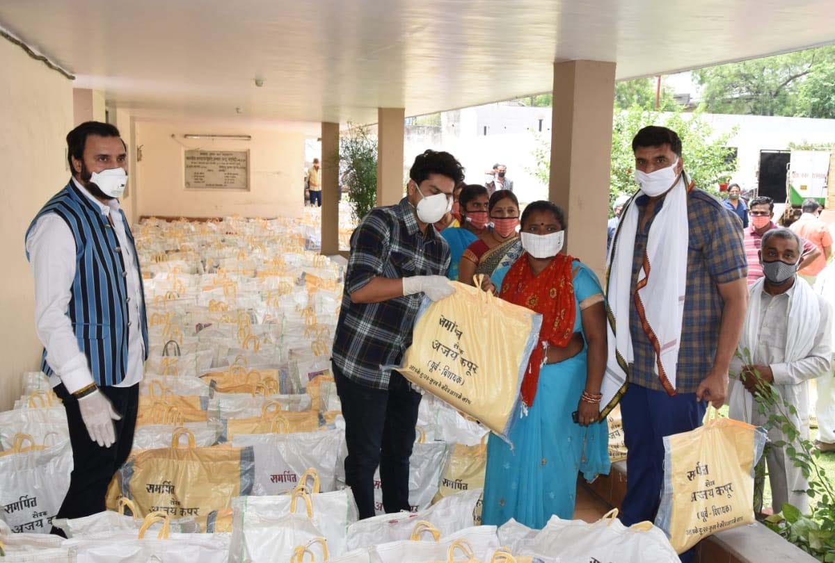 Cricketer Kuldeep came to help the needy in the Corona transition period, distributed ration packets