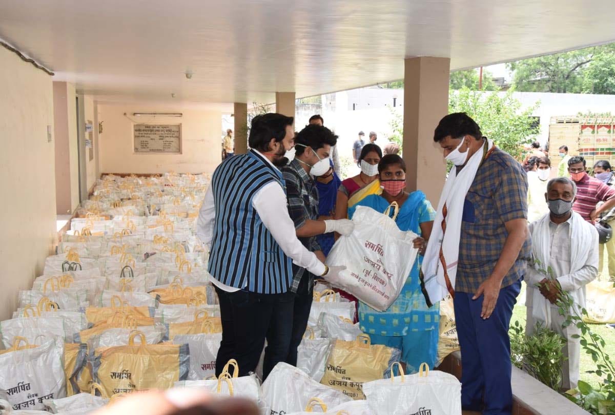 Cricketer Kuldeep came to help the needy in the Corona transition period, distributed ration packets