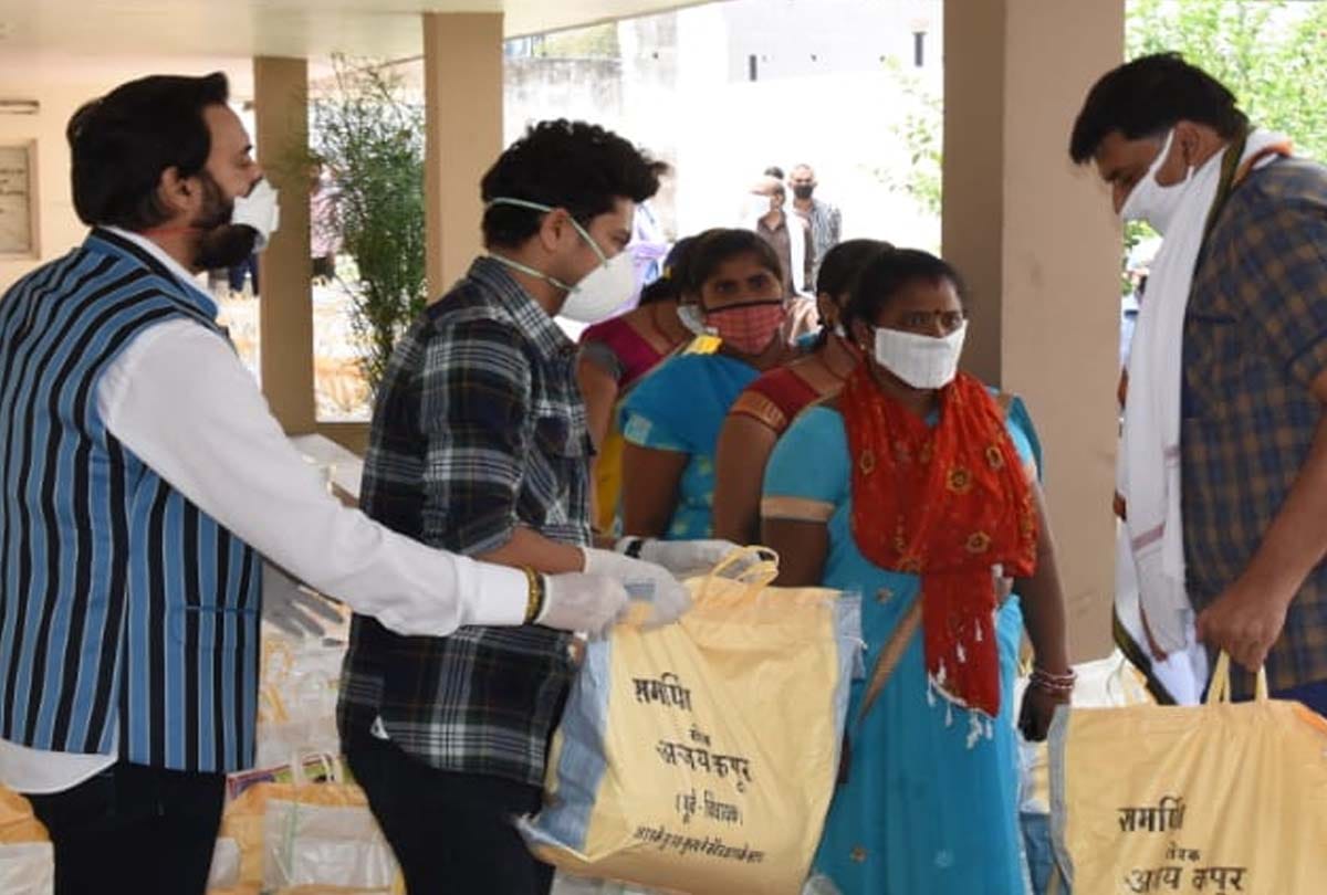 Cricketer Kuldeep came to help the needy in the Corona transition period, distributed ration packets