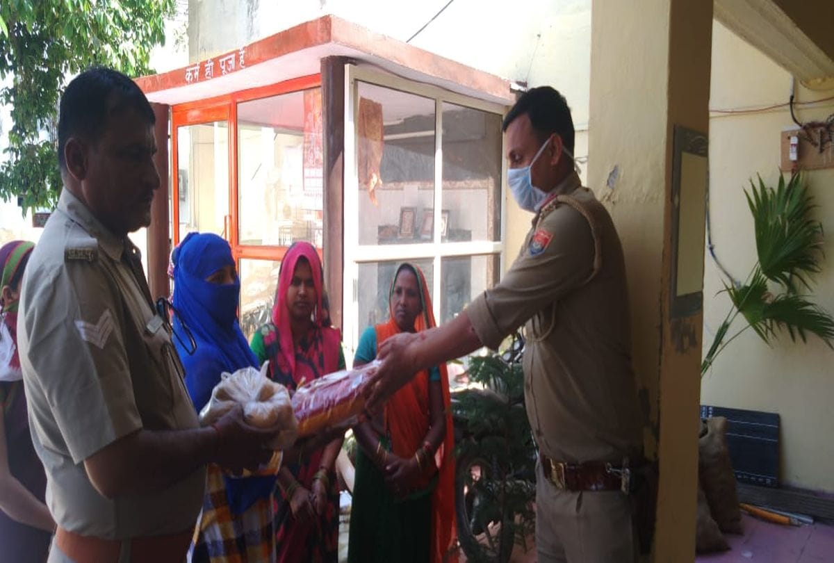 Agra Police Give Ration And Medicine To Old Couple