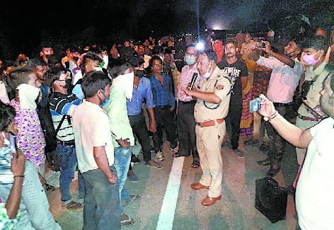 Delhi highway jammed by laborers in a hungry and thirsty farm for 36 hours