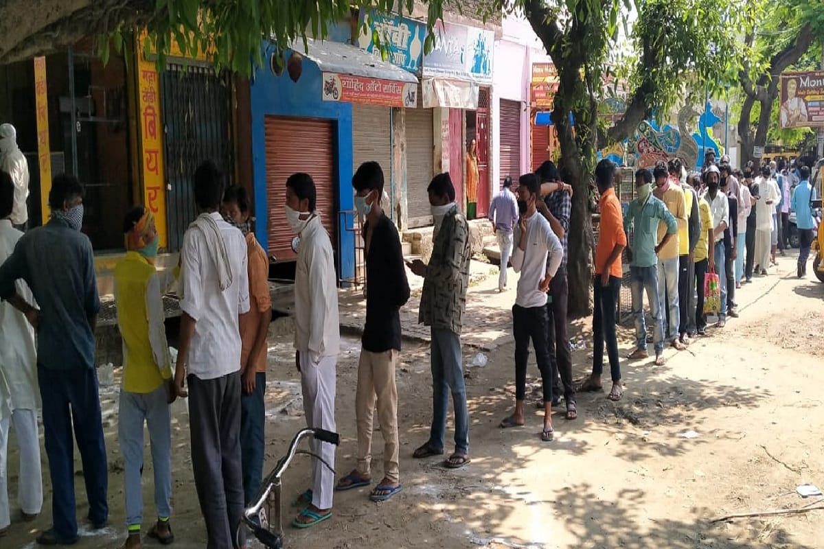 Lockdown 3.0, Crowds of people are gathering at liquor shops in the districts of western UP
