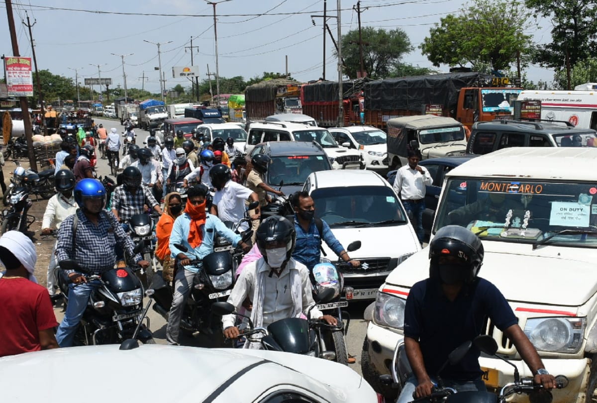 People Crowd descended on road after Eight Shop open in Lockdown 3.0 gorakhpur