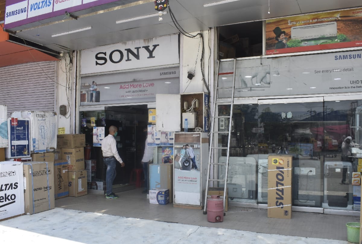 People Crowd descended on road after Eight Shop open in Lockdown 3.0 gorakhpur