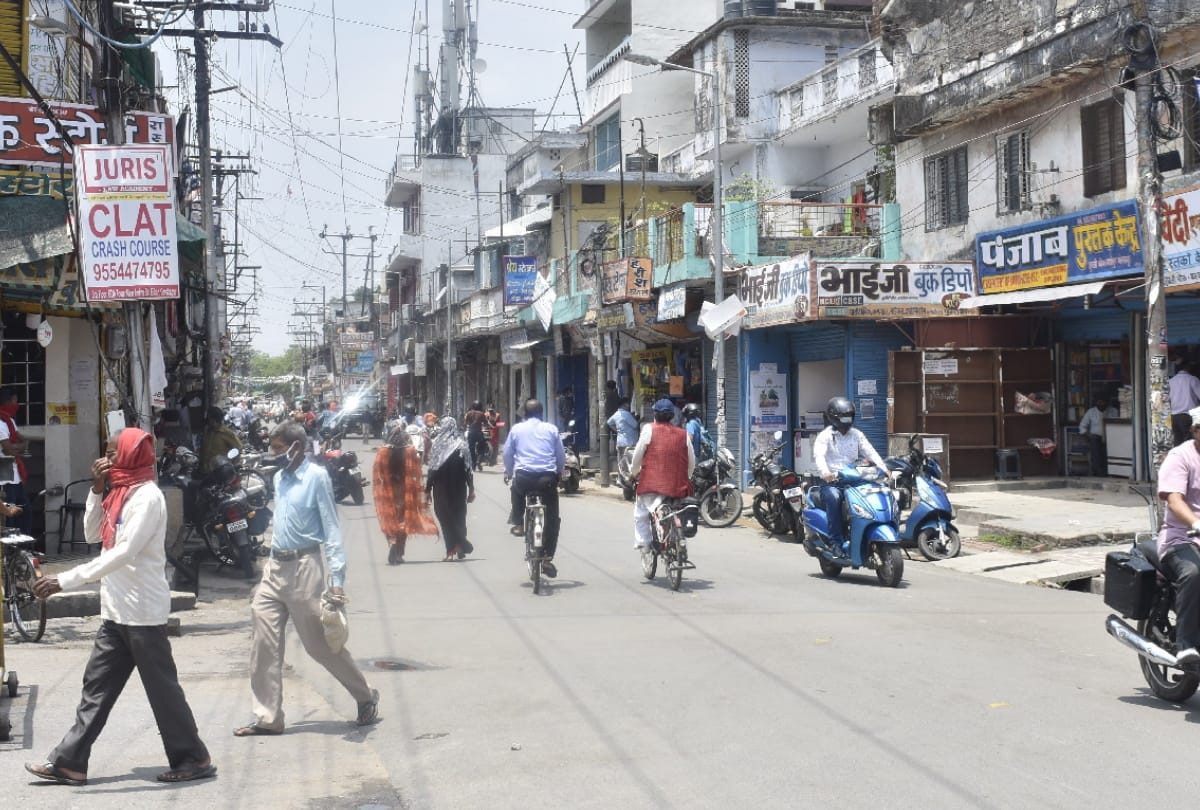 People Crowd descended on road after Eight Shop open in Lockdown 3.0 gorakhpur