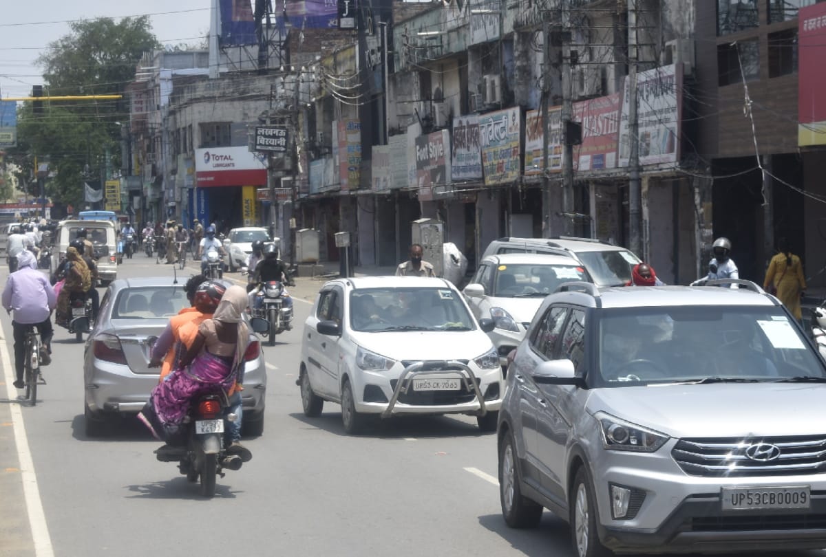 People Crowd descended on road after Eight Shop open in Lockdown 3.0 gorakhpur