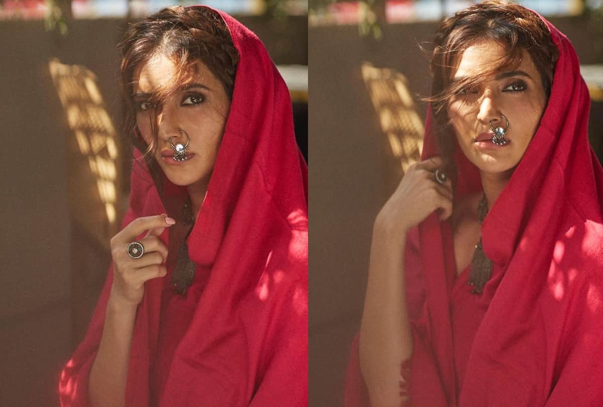 karishma tanna saree without blouse experiment gone viral see picture