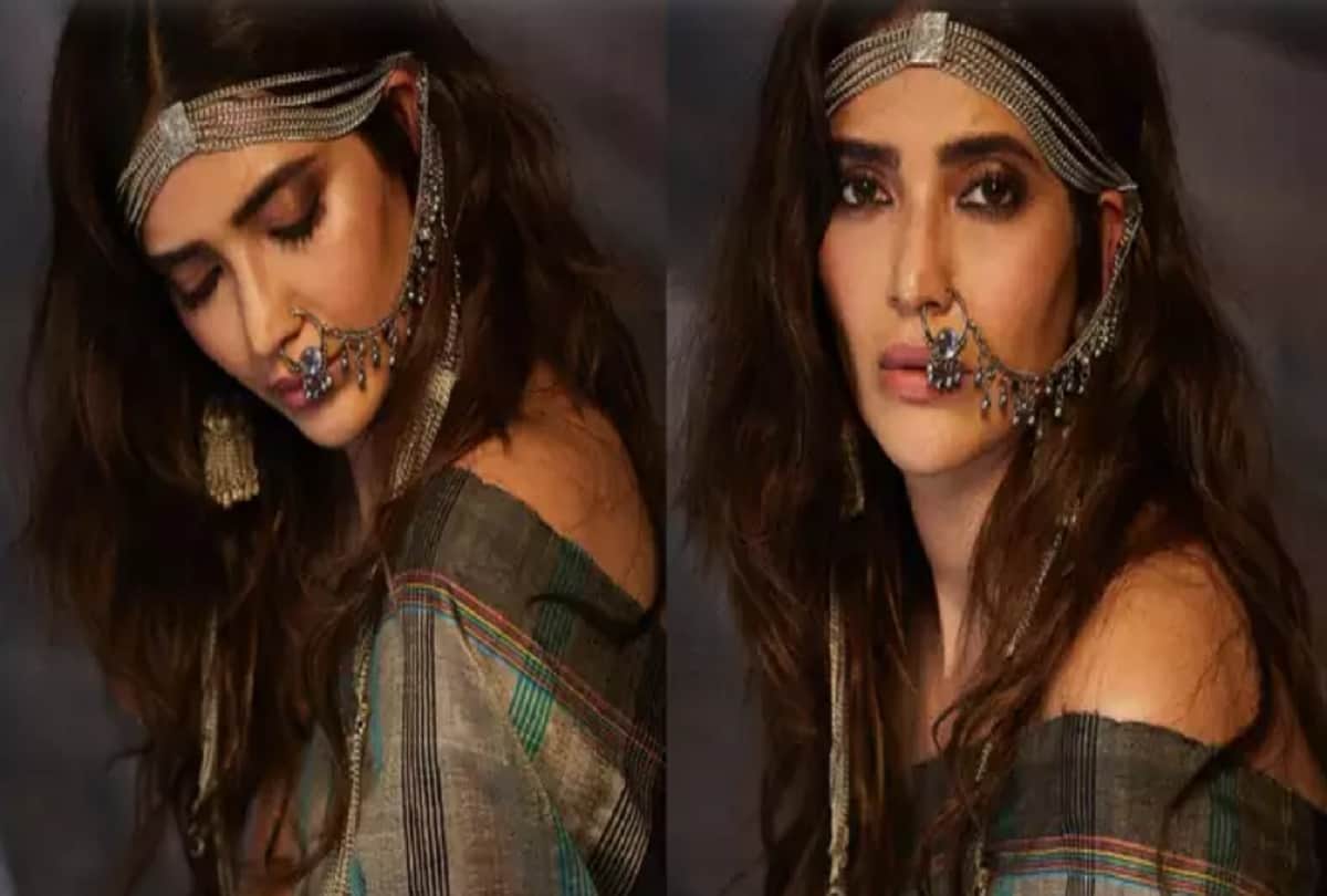 karishma tanna saree without blouse experiment gone viral see picture