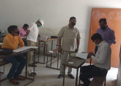 मूल्यांकन केंद्र का निरीक्षण करते डीडीआर प्रेम प्रकाश मौर्य व डीआाईओएस।