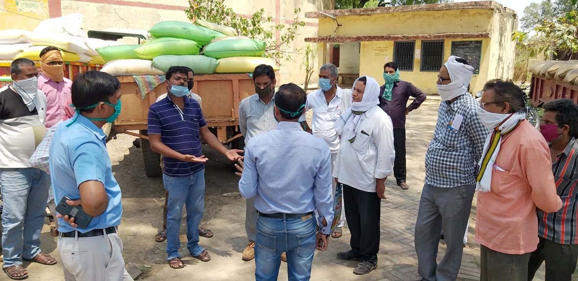 Farmers clashed with each other to sell wheat first
