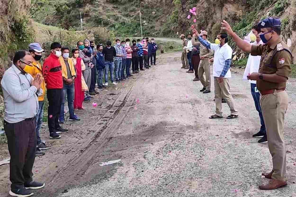 Police showered flowers on the return of migrants
