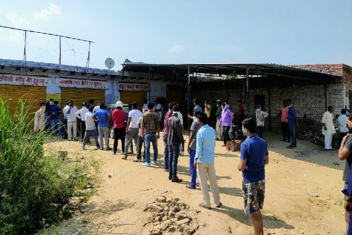 Lockdown 3.0, Crowds of people are gathering at liquor shops in the districts of western UP