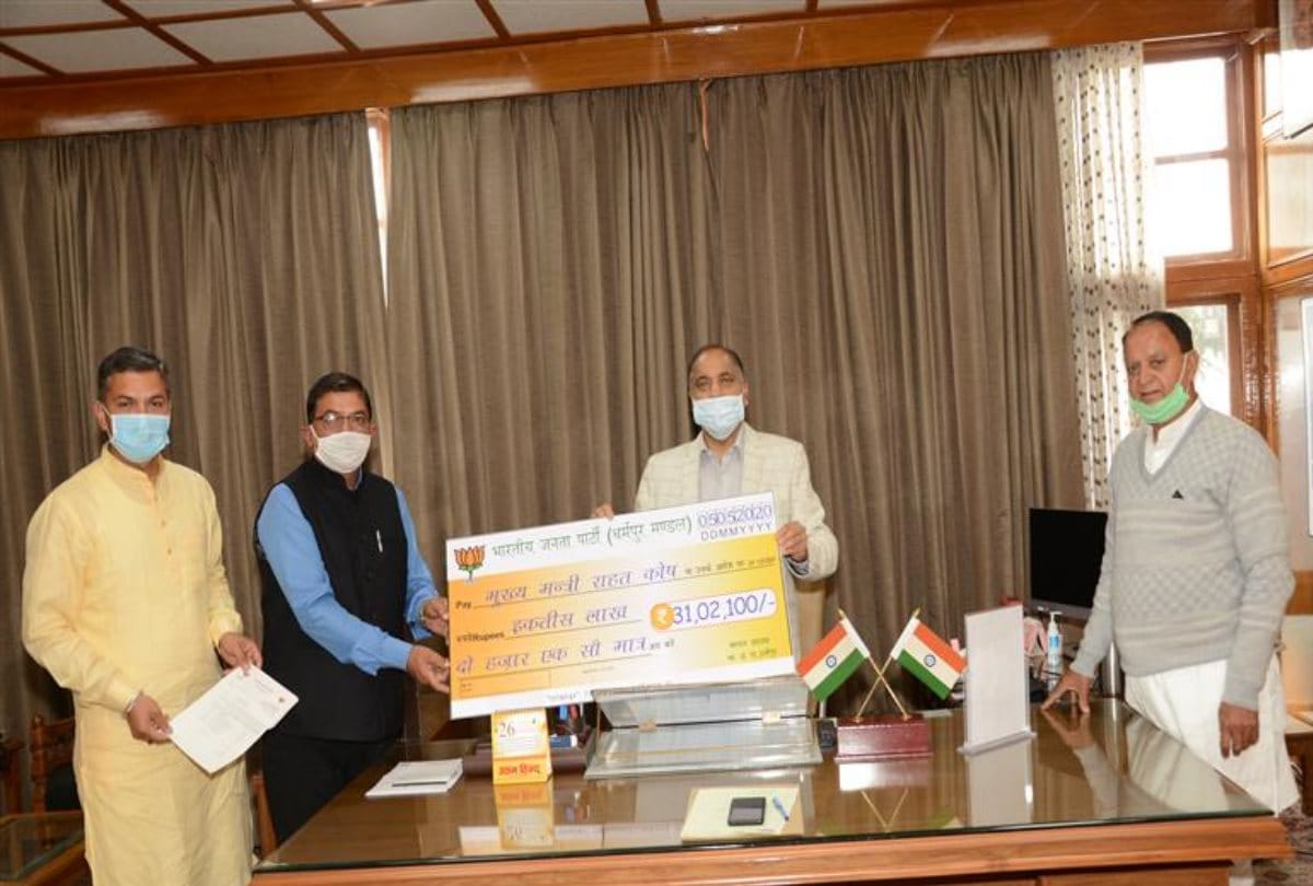 Jal Shakti Minister Mahender Thakur gave 31 lakh rupee in himachal covid fund