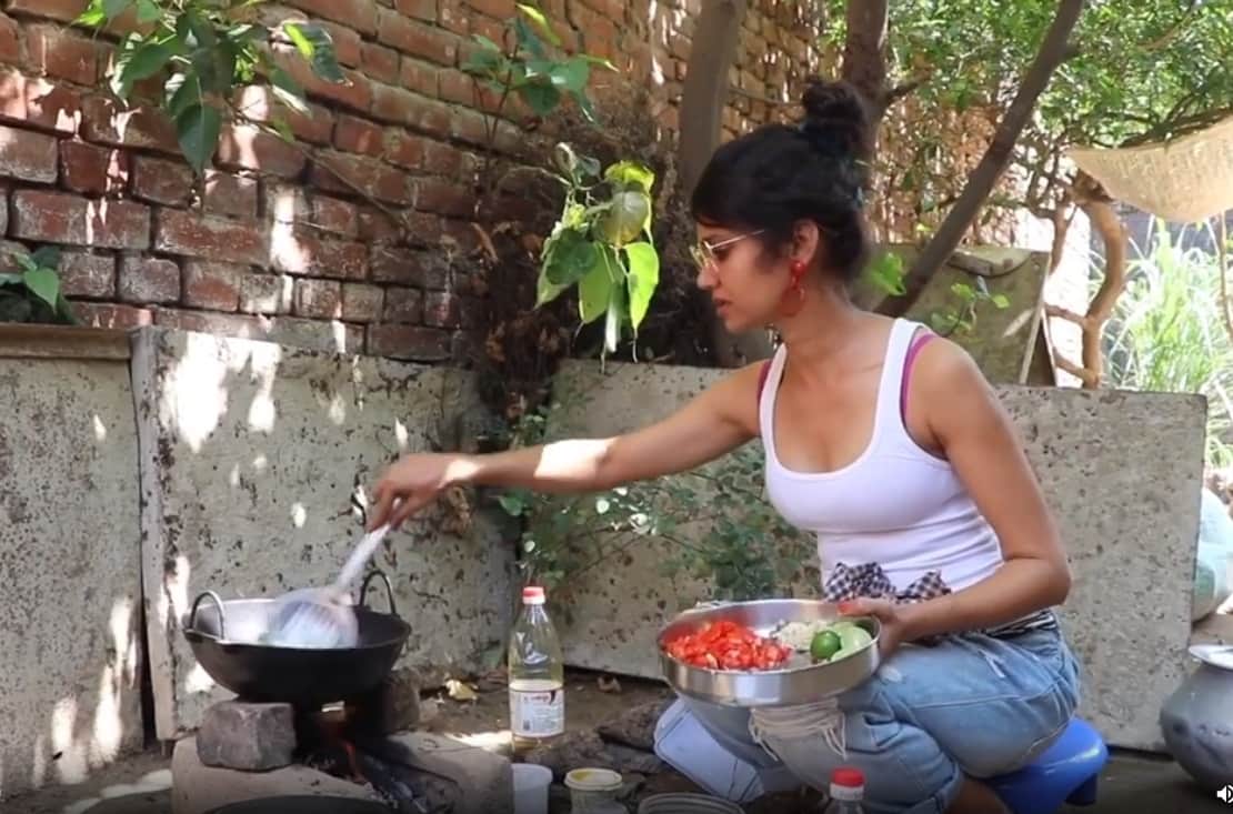 Ratan Rajput Stuck In Bihar Village Due to Lockdown Used Chulha For Making Food