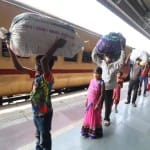 गुजरात से लौटे श्रमिक।
