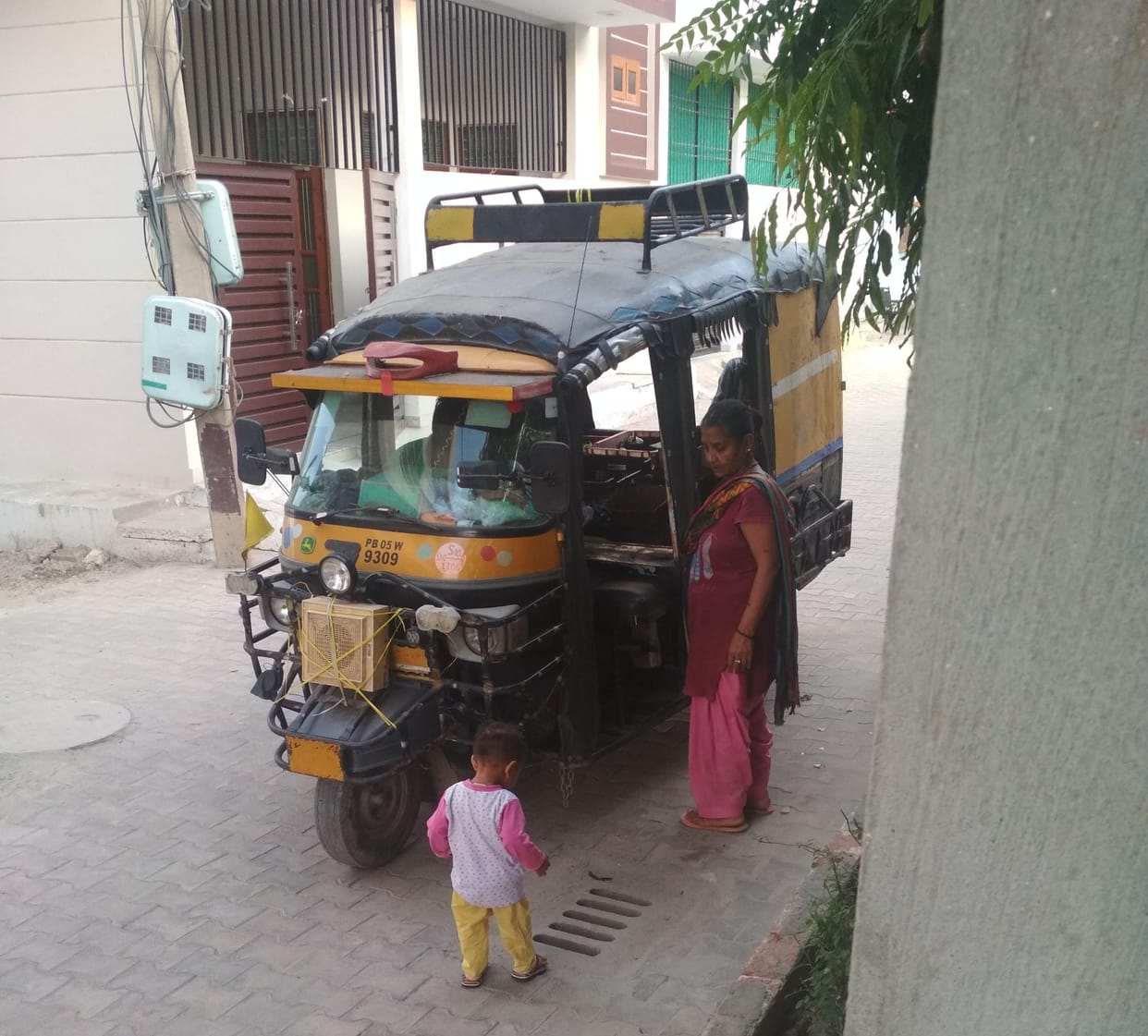 Markets open but customers disappear, auto vendors are selling vegetables