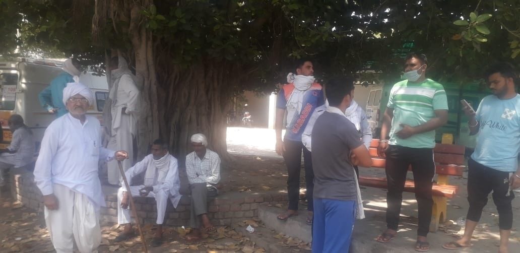 Munim returning home from Mandi dies in road accident