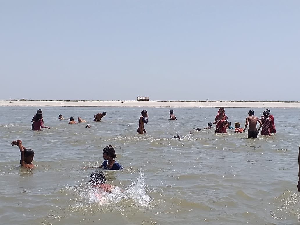 Social distancing taken for ride, people reached take bath in Ganga
