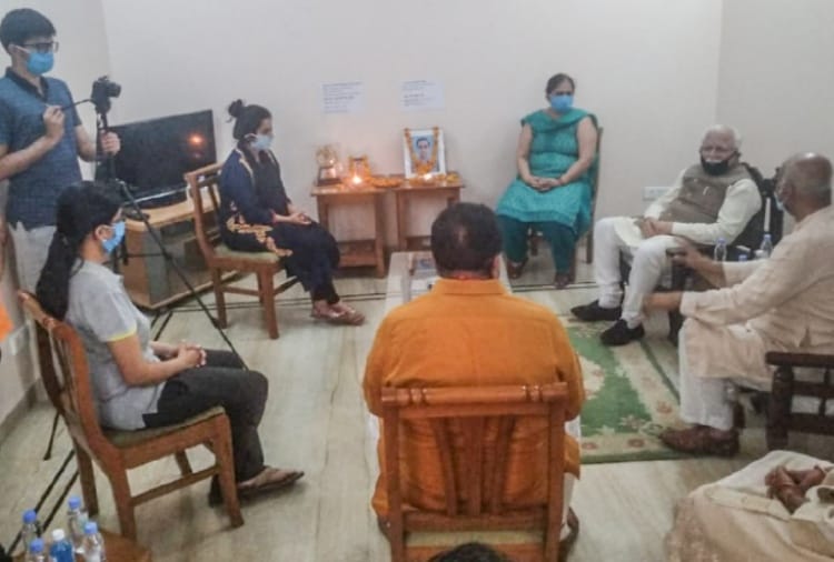 Haryana CM Manohar Lal today met the family of late Major Anuj Sood